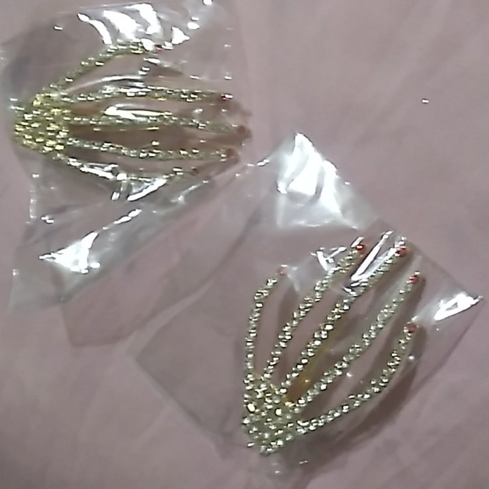 - SKELTON HAIR CLIPS NIP